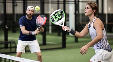 Hoe speel je volleys bij padel? Tips voor de juiste techniek, tactiek en reactie op snelle ballen