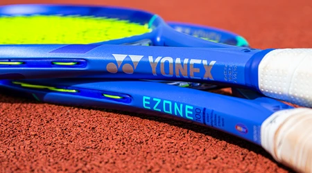 REVIEW: Yonex EZONE 2025 tennisrackets – fluweel en kracht die fouten vergeeft