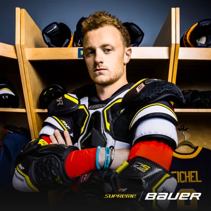 Jack Eichel in Bauer Supreme-uitrusting