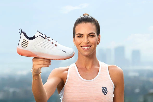 Alja Tomljanovic in de voorjaarscollectie 2021 van K-Swiss