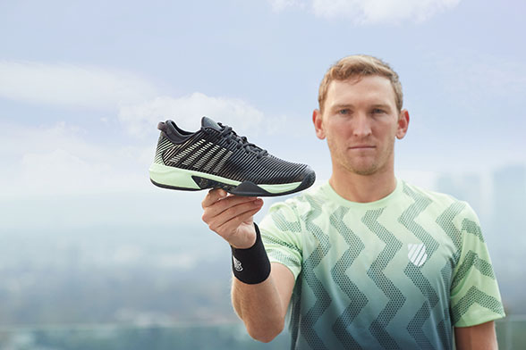 Mitchell Krueger in de K-Swiss lente 2021-collectie