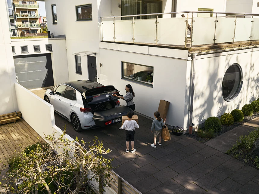 De Thule Arcos is laag en blokkeert de toegang tot de bagageruimte van de auto niet